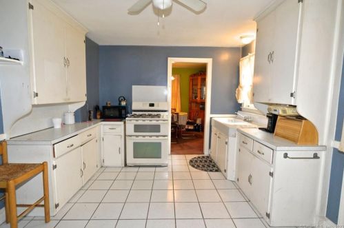 128 Ledgeside Ave, Waterbury, CT 06708 exterior
