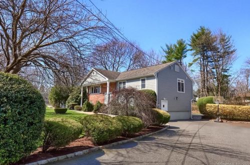 7 Iris Ct, Norwalk, CT 06854 exterior