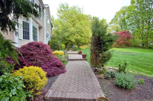 63 Mohegan Rd, Huntington, CT 06484 exterior