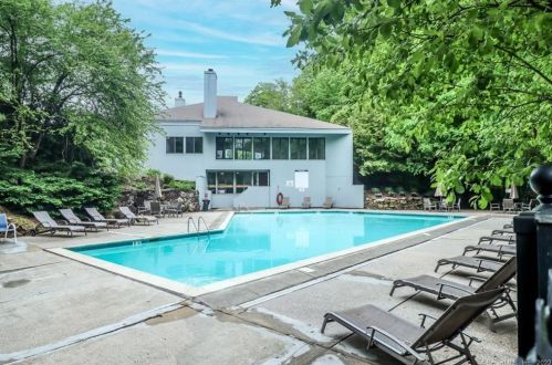 2 Daisy Ln, Ridgefield, CT 06877 exterior