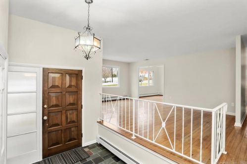12 Stoneleigh Rd, Bridgeport, CT 06611 exterior