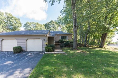 105 Pine Glen Dr, East-Greenwich, RI 02818 exterior