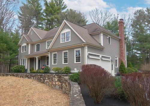 7 Stuart St, Medfield, MA 02052 exterior