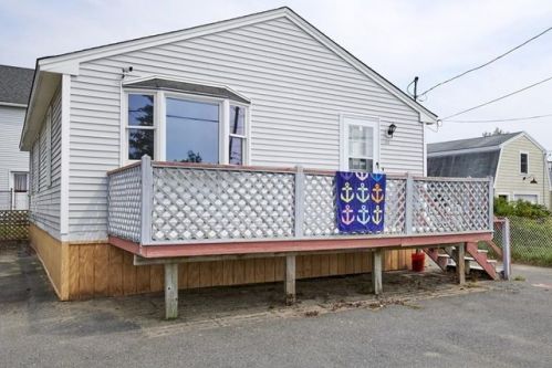 69 Cable Ave, Salisbury-Beach, MA 01952 exterior