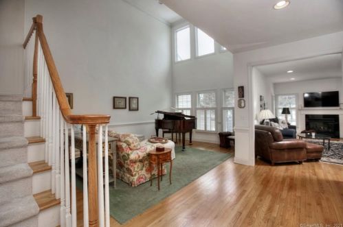 9 Regency Cir, Bridgeport, CT 06611 exterior