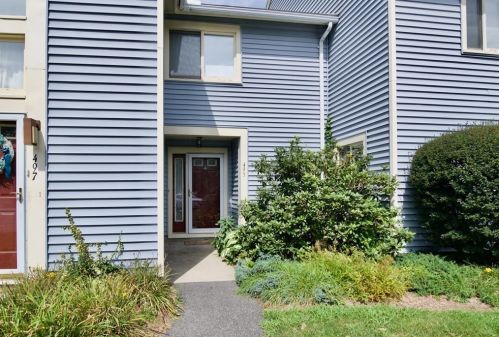 495 Nassau Dr, Springfield, MA 01129 exterior