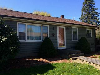 4 Roy Ave, Middletown, RI 02842 exterior
