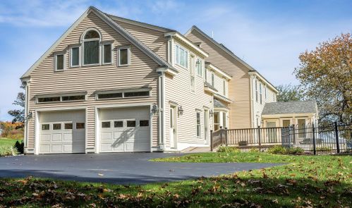 8 Whittaker Dr, Stratham, NH 03885 exterior