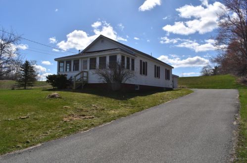 651 Main St, Pittsfield, ME 04967 exterior