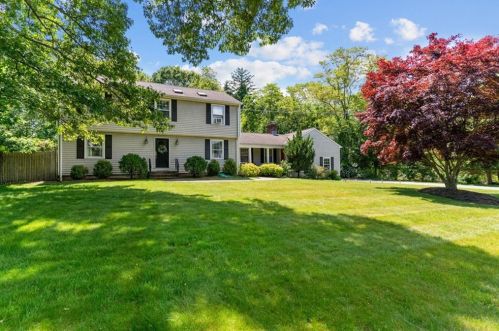 61 Candlewood Dr, North Kingstown, RI 02852 exterior