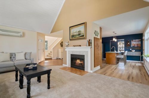 25 Salisbury St, Tiverton, RI 02878 exterior