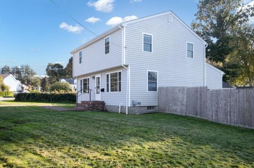 4 Halsey Ave, Middletown, RI 02842 exterior