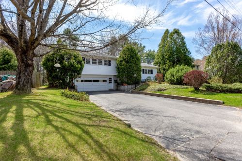 8 Meadowbrook Rd, Brunswick, ME 04011 exterior