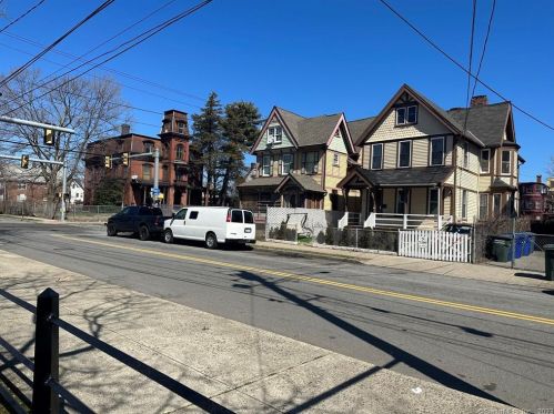 630 Kossuth St, Bridgeport, CT 06608 exterior