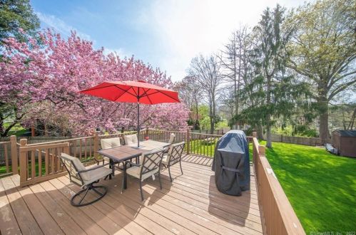 7 Edgewood Dr, Middletown, CT 06457 exterior