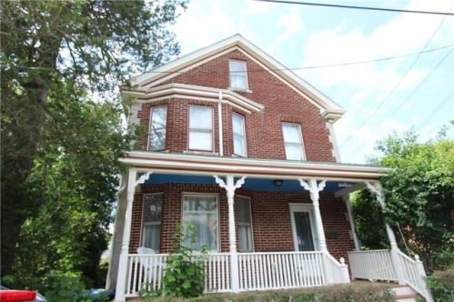 2 Russell Ave, Newport, RI 02840 exterior