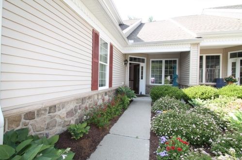 18 Watkins Dr, Sandy-Hook, CT 06482 exterior