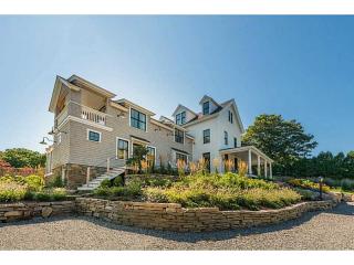 18 Wauwinnet Ave, Westerly, RI 02891 exterior