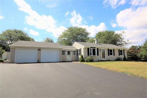 818 Knollwood Dr, Woonsocket, RI 02895 exterior