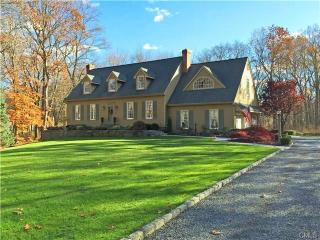 14 Trailwood Ln, Bridgeport, CT 06611 exterior