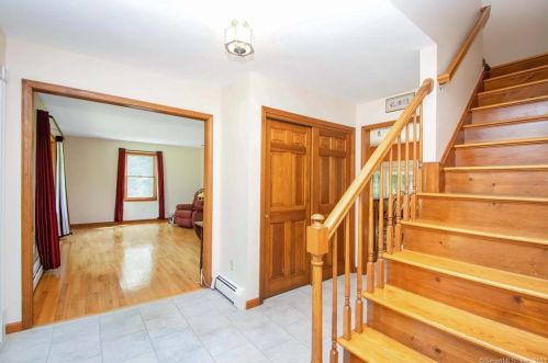 25 Sleepy Hollow Dr, Upper-Stepney, CT 06468 exterior