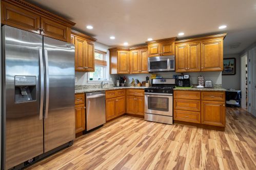 10 Maple Ridge Rd, Seabrook, NH 03874 exterior