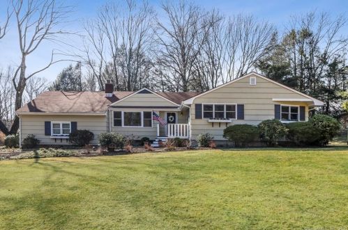 7 Round Ridge Trl, Bridgeport, CT 06611 exterior