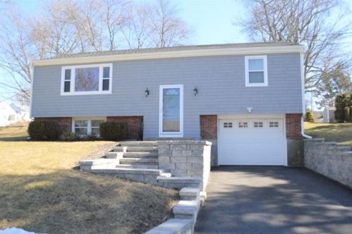 122 Chateau Dr, Fall River, MA 02726 exterior