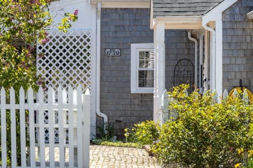 90 Sweetbriar Ln, Chatham, MA 02633 exterior