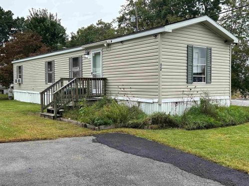 13 Birch Ct, Seabrook, NH 03874 exterior