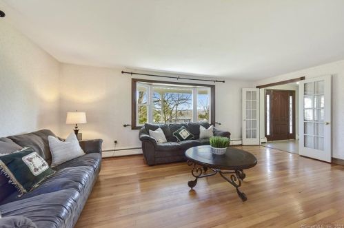 19 High Ridge Rd, Wapping, CT 06074 exterior