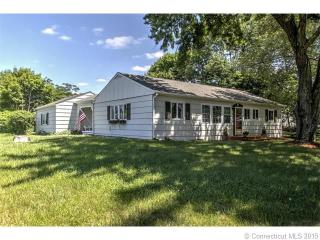 1 Kings Ct, Derby, CT 06418 exterior
