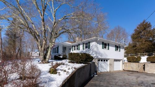 6 Whalehead Dr, Gales Ferry, CT 06335 exterior