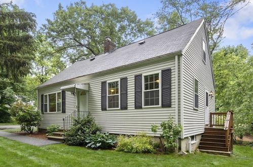 4 Doris Rd, Bedford, MA 01730 exterior