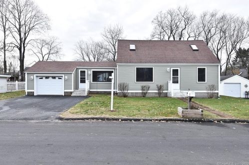 6 Mcelaney Dr, Niantic, CT 06357 exterior