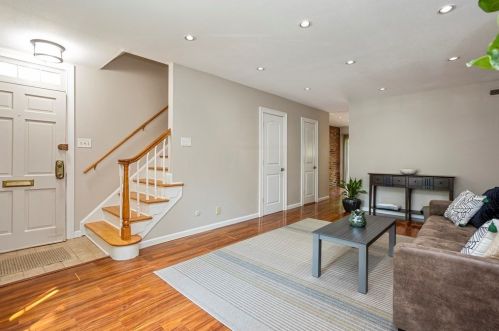 34 Smithfield Ct, Springfield, MA 01108 exterior