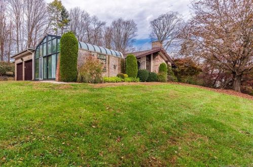 3 Squire Ln, Huntington, CT 06484 exterior