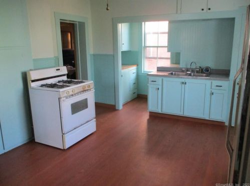 89 Oak St, Windsor-Locks, CT 06096 exterior