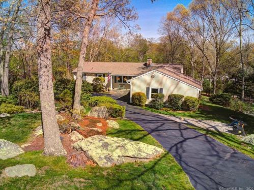 3 Baron Ct, Gales Ferry, CT 06335 exterior
