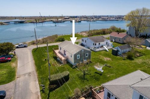 2 Benjamin Rd, Narragansett, RI 02882 exterior