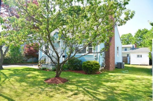 37 Baxter Dr, Norwalk, CT 06854 exterior