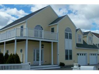 9 Lowell St, Seabrook, NH 03874 exterior