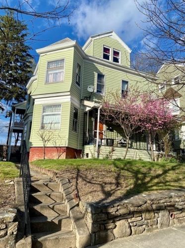 7 Stoneland Rd, Worcester, MA 01603 exterior