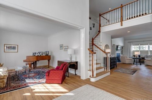4 Colonial Dr, Bloomfield, CT 06002 exterior