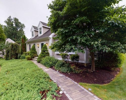 2 Bunker Hill Cir, Huntington, CT 06484 exterior