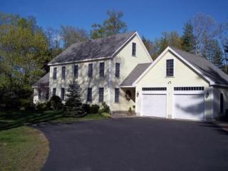 97 Royal Range Rd, Sandown, NH 03873 exterior