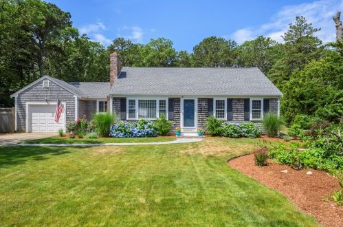 4 Russell Dr, Hardwich, MA 02645 exterior