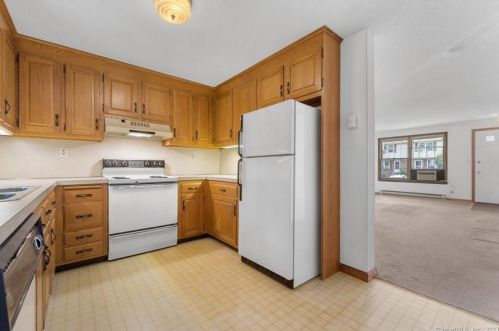 1 Countryside Ln, Middletown, CT 06457 exterior