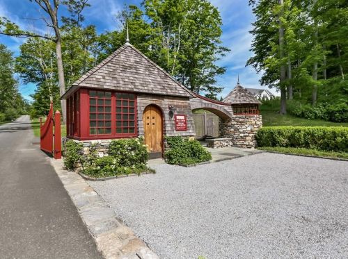 1 Calder Bridge Dr, Stamford, CT 06903 exterior