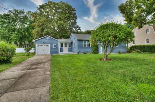 7 Baycliff Dr, Warwick, RI 02818 exterior